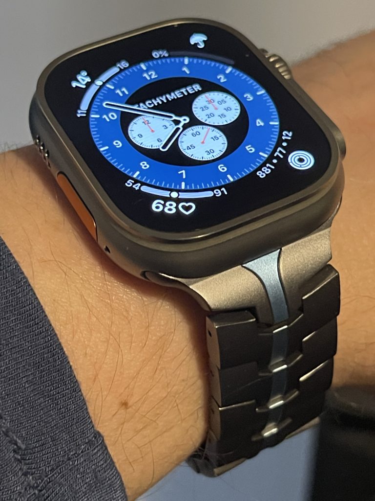 Apple Watch Ultra with aluminium Juuk Vitero bracelet